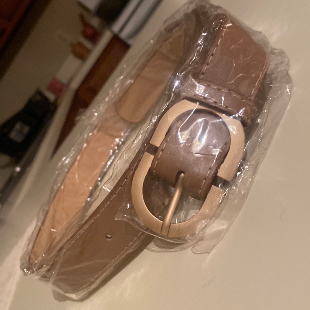 NIP BNWP 32 in tan with a gold oval buckle